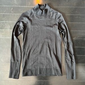 Lululemon | women’s size 6 | black patterned spandex turtleneck